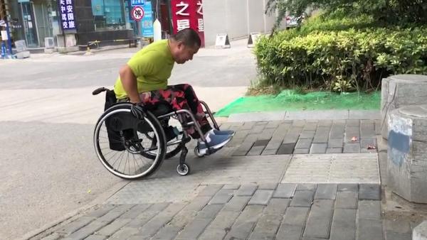 做纠错地图，残疾轮友实测街头无障碍通道