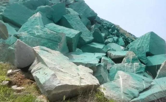 山东新泰：为应付环保检查，一座矿山被整个刷上绿漆