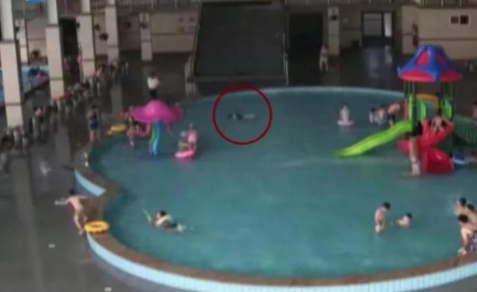 3岁幼童戴泳圈溺水2分多钟被救起，妈妈还在隔壁泳池不知情