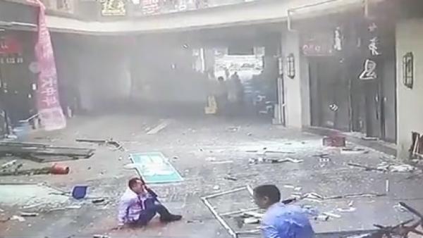 苏州一商业街煤气泄漏引发闪爆，2人受伤