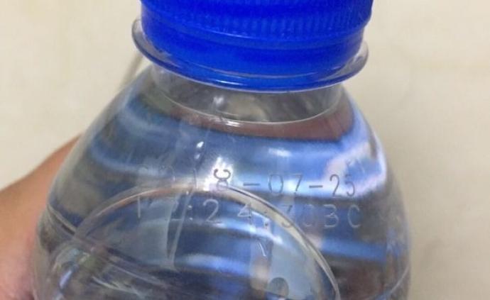 武汉一公司发过期瓶装水慰问环卫工，回应称已召回销毁