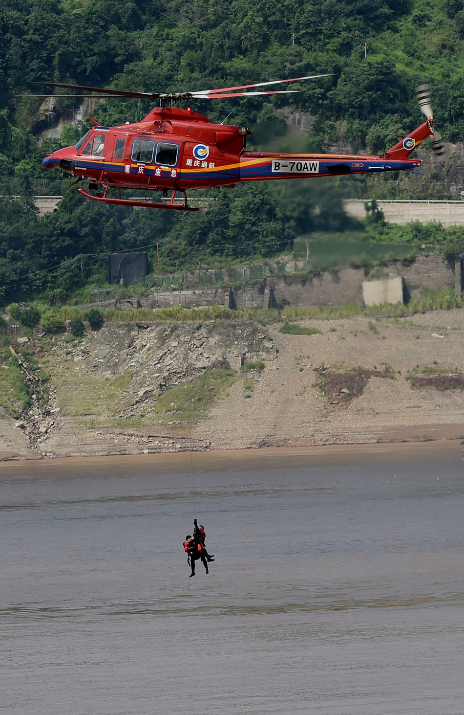 06 参演直升飞机空中悬停援救落水人员。中新社 图