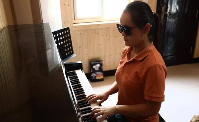 看不见的琴弦：盲人姑娘苦学4年，成浙江省唯一高级调音师