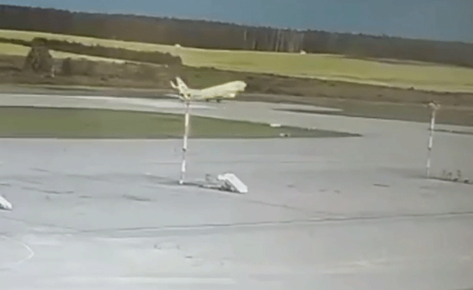俄罗斯客机起飞险冲出跑道，轮胎受损