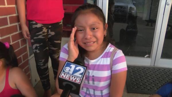 美国抓非法移民，11岁女孩哭求放父母