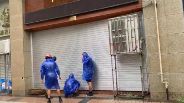 台风导致卷帘门故障4人被困，已获救