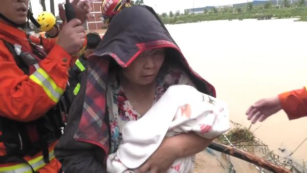 台风肆虐，消防员洪水中抢出双胞胎婴儿