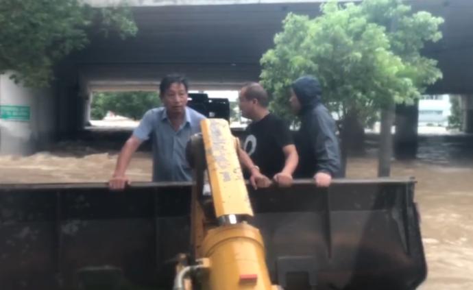 强降雨积水，浙江临海警方用铲车等工程车转移群众