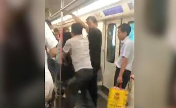 武汉地铁公安通报“男子殴打女乘客”：其有精神病史，已送医