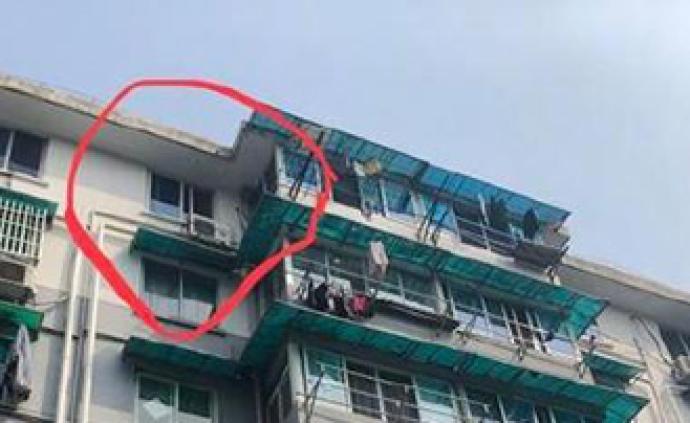 杭州一岁多男童7楼坠亡，邻居：小孩子的小床就在窗户边