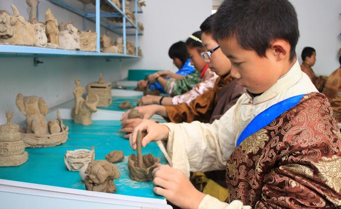 西藏履行教育职责报告：解决好教师补充问题，落实好待遇政策