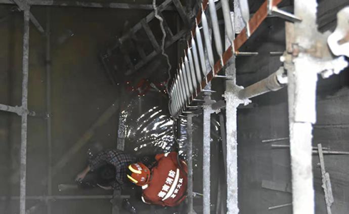 海南定安一名工人跌进8米深在建水池受伤，消防紧急救援
