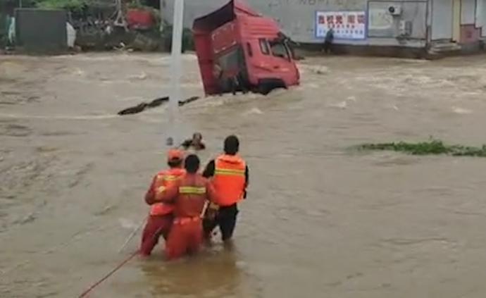 車強行渡河被沖走，消防手拉手救司機