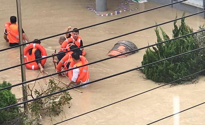“一根绳子上的派出所”：台风积涝中六人一组绑在一起救群众