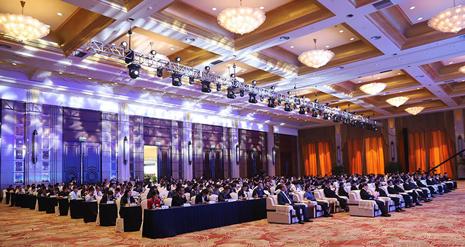 2019年8月12日，第20个国际青年节，以“创新驱动、协同发展”为主题的第三届世界青商大会在上海国际会议中心隆重开幕。来自多个国家和地区的近千名商界翘楚、专家学者、青年领袖和国际组织代表相聚在上海黄浦江畔，共商发展未来，共享全球机遇。