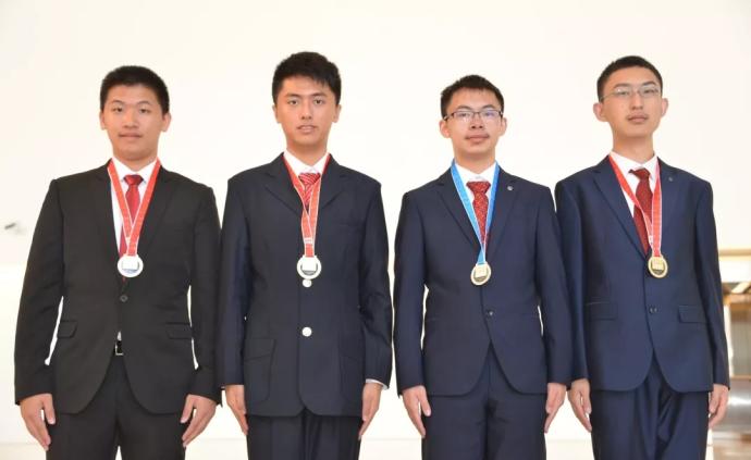 第31届国际信息学奥林匹克竞赛中国队选手力夺3金1银