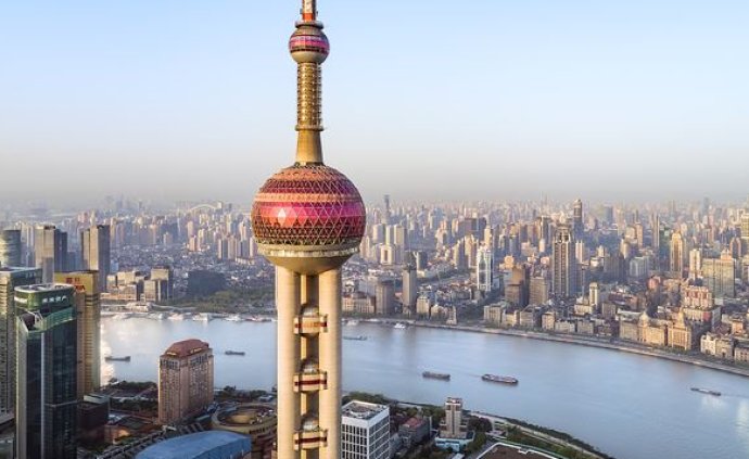 跨国企业谈在上海设立地区总部的优势：枢纽、人才加政府支持