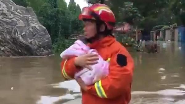 在场｜消防员救出15天大婴儿哄拍笑了
