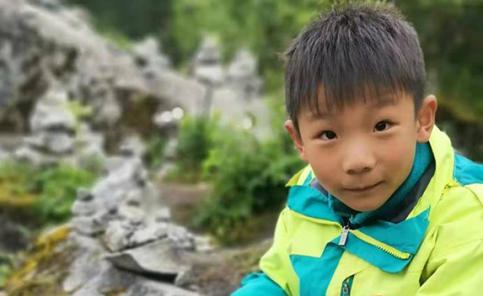 8岁男孩在四川海螺沟失联已逾12日，父母悬赏10万元寻人