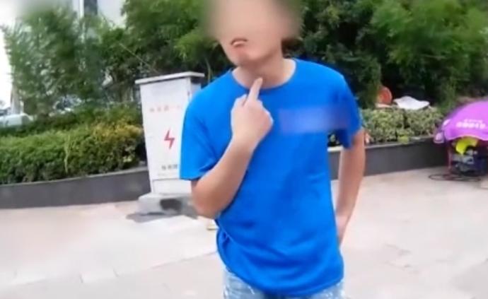 男子無證駕駛被查，裝聾啞人時朋友來電