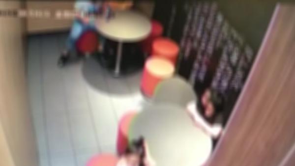 4岁女童被麦当劳圆桌砸伤，双方和解