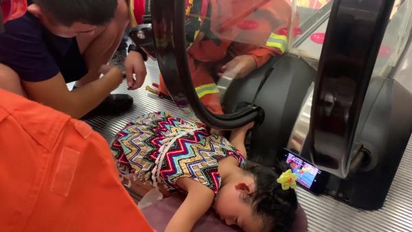 在场｜电梯卡住5岁女孩胳膊，消防救援