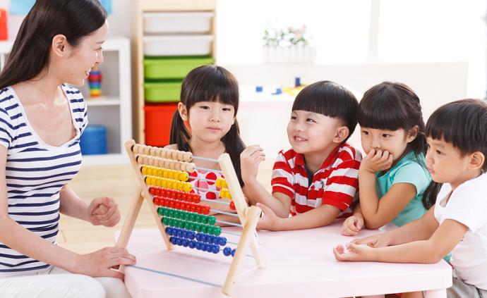 缓解幼儿分离焦虑，要提前做好进入幼儿园的适应准备