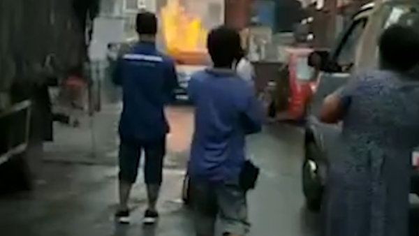 江淮电动汽车炸出火球，车主眉毛头发被烧
