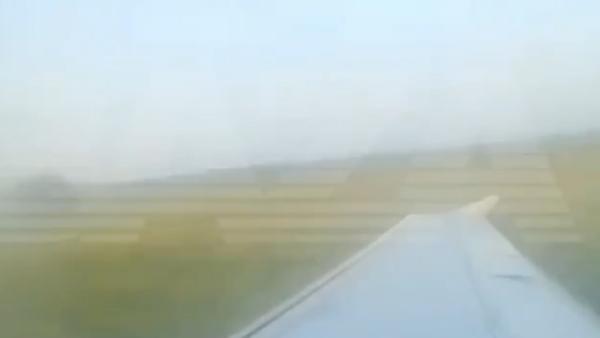 俄客机遇鸟击迫降玉米地，乘客拍下全程