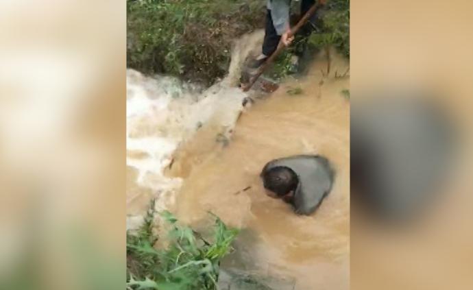 水庫將決堤，村干部跳進泄洪口清理雜物