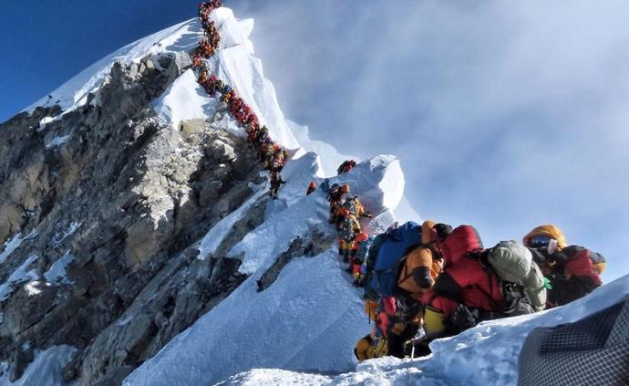 尼泊尔攀珠峰新规：需登过6500米山峰