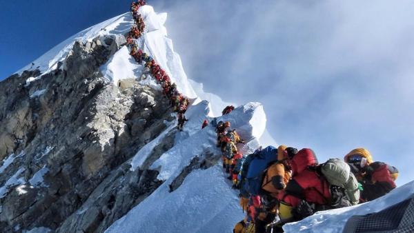 尼泊尔攀珠峰新规：需登过6500米山峰
