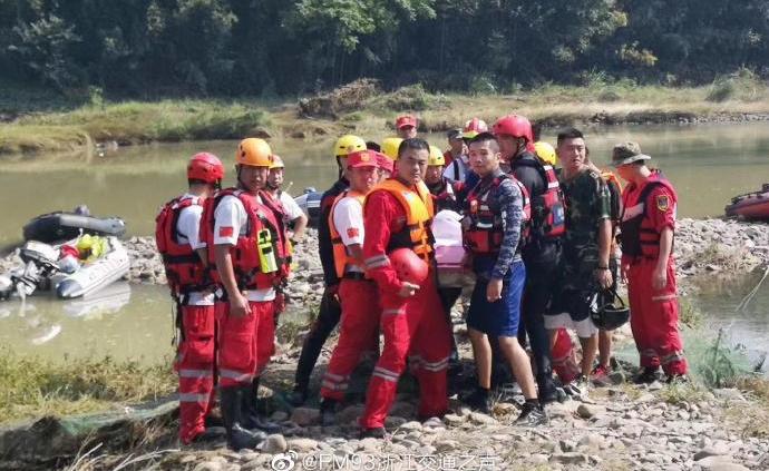 浙江安吉消防队员吕挺救起一名落水者后被流水冲走，英勇牺牲