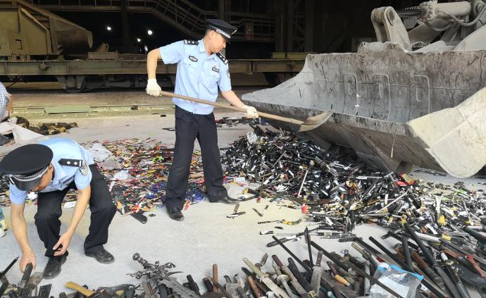 直击上海警方销毁非法物品：大批“砍刀”和枪支被扔进炼钢炉