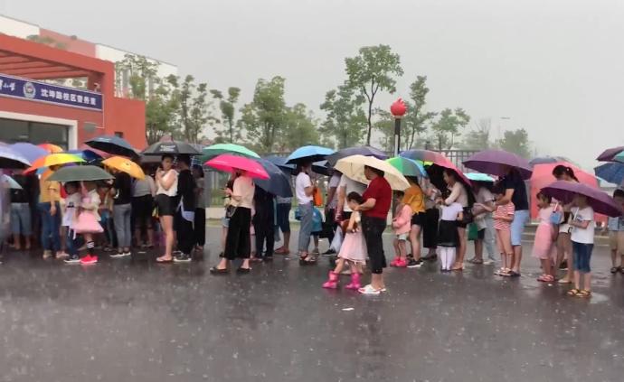 小学招生报名，家长顶着暴雨通宵排队