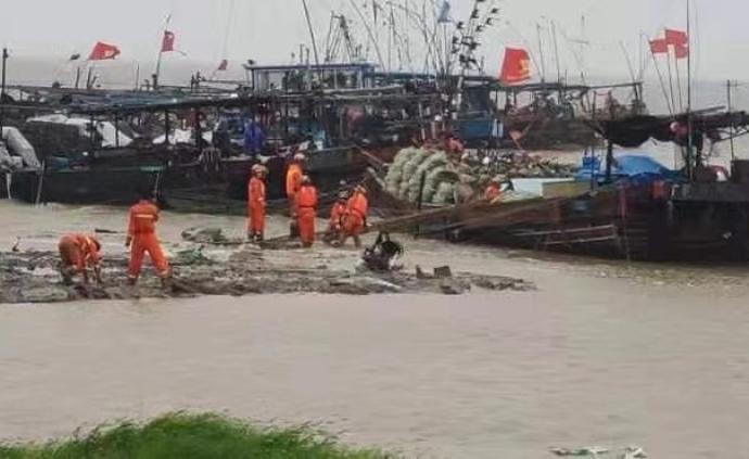 山东东营52名渔民因台风“利奇马”被困船上，消防成功救援