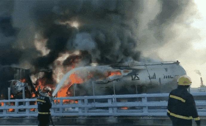 苏绍高速公路槽罐车追尾大货车后起火，槽罐车司机死亡