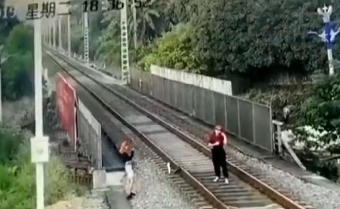 闲得无聊，红发女上铁路拍照：警方驱离 