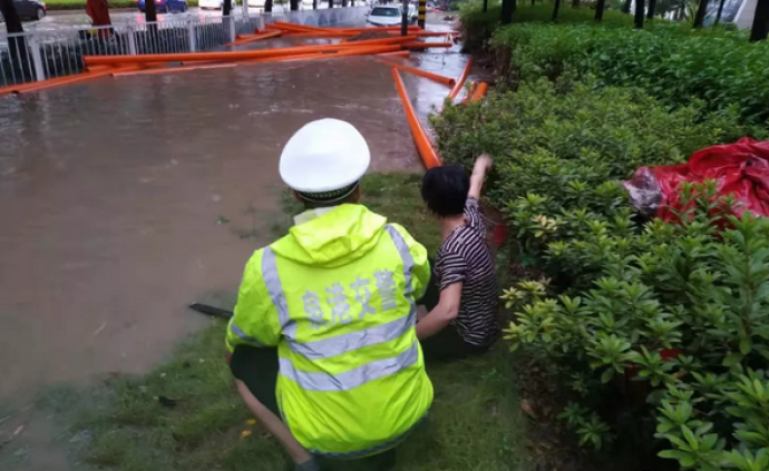 暴雨天路面积水，女子坠入2米深施工井