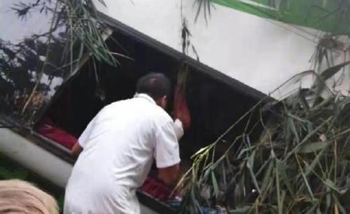中国旅行团老挝遇车祸，已致8人遇难1人失踪6人被困