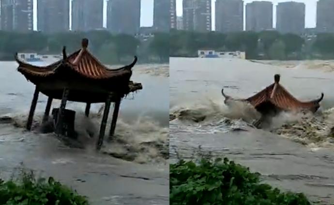 台风致河水暴涨，一凉亭瞬间被洪水冲垮