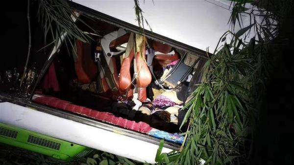 老挝车祸：中老年中国人为主，8死29伤