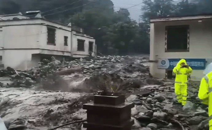 汶川遭遇暴雨泥石流，多条道路中断