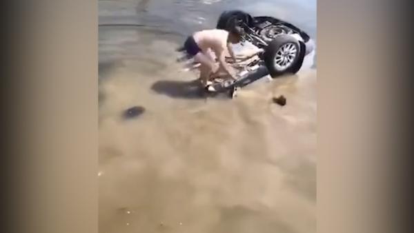 一家人驾车落水，银行行长带头跳水救人