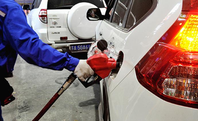 成品油价迎来年内第6次下调，加满一箱92号汽油少花约8元