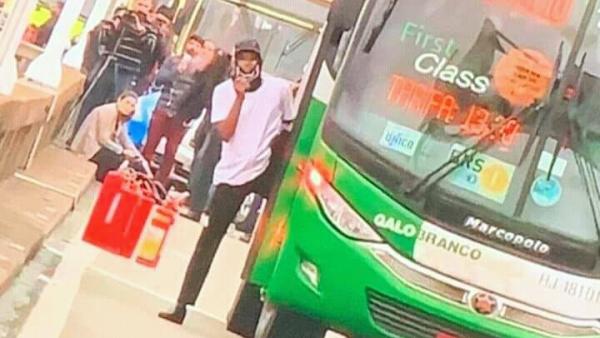 巴西男子劫公交车超3小时：12人质被困