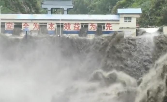 四川卧龙回应龙潭电站因强降雨存溃坝隐患：下游群众已疏散