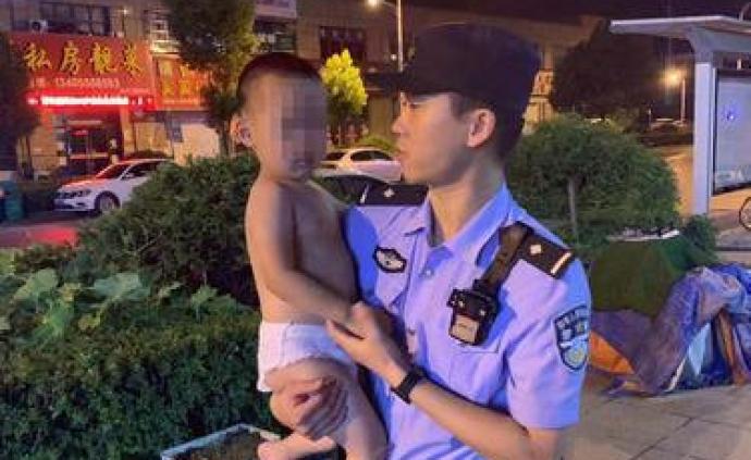 3歲男孩穿紙尿褲“裸奔”，民警熊抱尋親