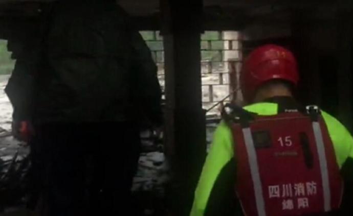 两游客不听劝阻执意回房休息被困，四川汶川消防人员现场救援