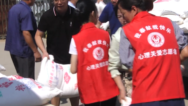 志愿者为山东青州灾民构建“心理堤坝”